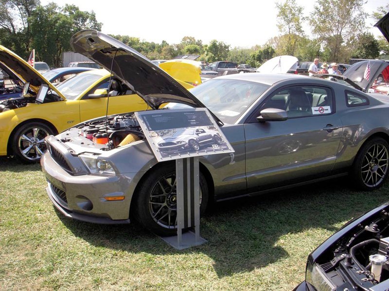 Portable car show stand